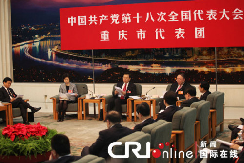 11月8日,中国共产党第十八次全国代表大会在北京人民大会堂开幕,当日下午,重庆市代表团讨论对中外记者开放。图为国务院副总理、重庆市委书记张德江发表讲话。摄影:肖中仁 11月8日,中国共产党第十八次全国代表大会在北京人民大会堂开幕,当日下午,重庆市代表团讨论对中外记者开放。图为国务院副总理、重庆市委书记张德江发表讲话。摄影:肖中仁