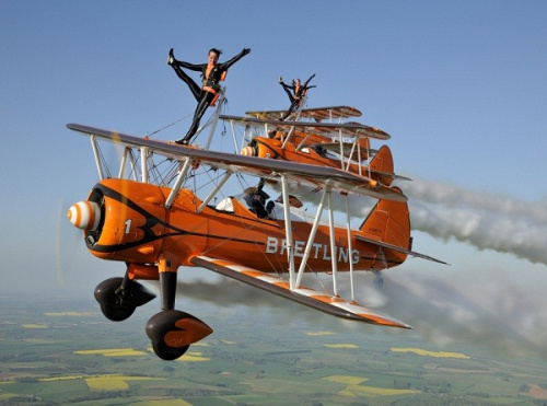 “百年灵”机翼行走表演队上演“空中漫步”。 图片:百年灵公司(Breitling SA photo) “百年灵”机翼行走表演队上演“空中漫步”。 图片:百年灵公司(Breitling SA photo)