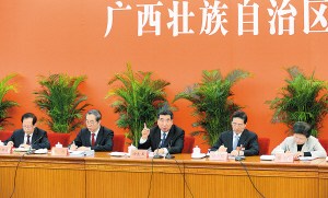 11月9日上午,回良玉同志参加党的十八大广西代表团讨论。记者 刘宇 摄 11月9日上午,回良玉同志参加党的十八大广西代表团讨论。记者 刘宇 摄