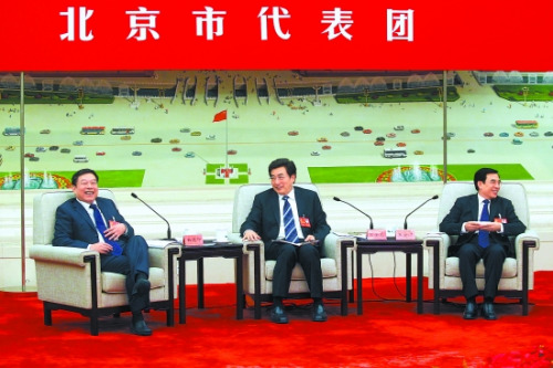 昨天,郭金龙代表、王安顺代表、杜德印代表在北京团开放日上热烈讨论。本记者 戴冰摄 昨天,郭金龙代表、王安顺代表、杜德印代表在北京团开放日上热烈讨论。本记者 戴冰摄