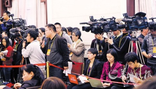 媒体聚焦广东代表团 记者 薛江华 陈秋明 摄 媒体聚焦广东代表团 记者 薛江华 陈秋明 摄