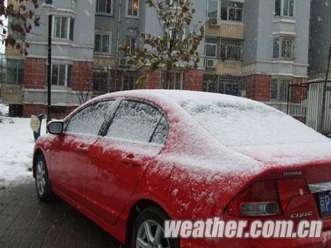 延庆县城下午出现降雪(摄影:朱俊杰) 延庆县城下午出现降雪(摄影:朱俊杰)