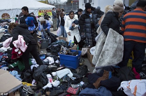 灾民在人们捐赠的物品中寻找需要的衣物 灾民在人们捐赠的物品中寻找需要的衣物