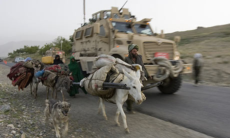 当美军依靠先进武器装备控制阿富汗战场时,毛驴依然是阿富汗人的重要运输工具。(英国《卫报》网站) 当美军依靠先进武器装备控制阿富汗战场时,毛驴依然是阿富汗人的重要运输工具。(英国《卫报》网站)