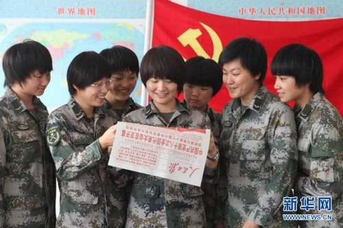 大学生士兵高稳为战友们解析“十八大”热词。王钰 摄 大学生士兵高稳为战友们解析“十八大”热词。王钰 摄