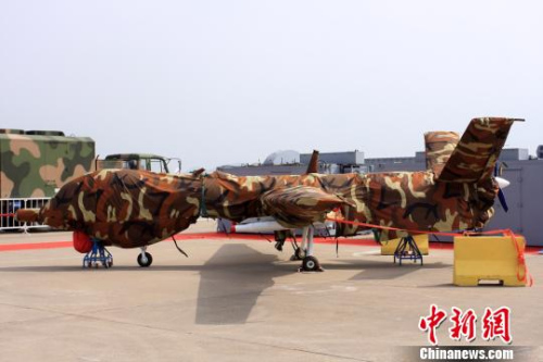 被“迷彩服”遮得严严实实的“翼龙”无人机 吕海峰 摄 被“迷彩服”遮得严严实实的“翼龙”无人机 吕海峰 摄