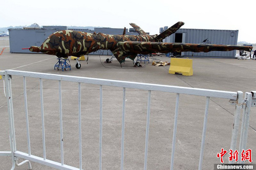 曾在前两届珠海航展上展出模型的翼龙无人机,在今年航展上以实物参展。11月8日,该机已经组装完毕停放在展坪上。该款无人机由中航工业旗下成都飞机设计研究所研制,该机装有一台100马力活塞发动机,具备全自主平轮式起降和飞行能力,最大起飞重量达1100公斤,最大续航时间为20个小时,可携带各种侦察、激光照射/测距、电子对抗设备及小型空地打击武器,可执行监视、侦查及对地攻击任务等任务,也可用于维稳、反恐、边界巡逻等。钟凡 摄 图片来源:CFP视觉中国 曾在前两届珠海航展上展出模型的翼龙无人机,在今年航展上以实物参展。11月8日,该机已经组装完毕停放在展坪上。该款无人机由中航工业旗下成都飞机设计研究所研制,该机装有一台100马力活塞发动机,具备全自主平轮式起降和飞行能力,最大起飞重量达1100公斤,最大续航时间为20个小时,可携带各种侦察、激光照射/测距、电子对抗设备及小型空地打击武器,可执行监视、侦查及对地攻击任务等任务,也可用于维稳、反恐、边界巡逻等。钟凡 摄 图片来源:CFP视觉中国
