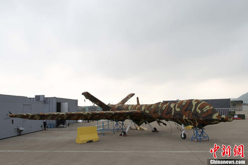 曾在前两届珠海航展上展出模型的翼龙无人机,在今年航展上以实物参展。11月8日,该机已经组装完毕停放在展坪上。该款无人机由中航工业旗下成都飞机设计研究所研制,该机装有一台100马力活塞发动机,具备全自主平轮式起降和飞行能力,最大起飞重量达1100公斤,最大续航时间为20个小时,可携带各种侦察、激光照射/测距、电子对抗设备及小型空地打击武器,可执行监视、侦查及对地攻击任务等任务,也可用于维稳、反恐、边界巡逻等。钟凡 摄 图片来源:CFP视觉中国 曾在前两届珠海航展上展出模型的翼龙无人机,在今年航展上以实物参展。11月8日,该机已经组装完毕停放在展坪上。该款无人机由中航工业旗下成都飞机设计研究所研制,该机装有一台100马力活塞发动机,具备全自主平轮式起降和飞行能力,最大起飞重量达1100公斤,最大续航时间为20个小时,可携带各种侦察、激光照射/测距、电子对抗设备及小型空地打击武器,可执行监视、侦查及对地攻击任务等任务,也可用于维稳、反恐、边界巡逻等。钟凡 摄 图片来源:CFP视觉中国