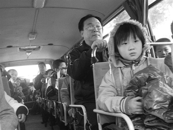 每辆校车接送孩子时,都会有跟车老师记者孙珂摄 每辆校车接送孩子时,都会有跟车老师记者孙珂摄