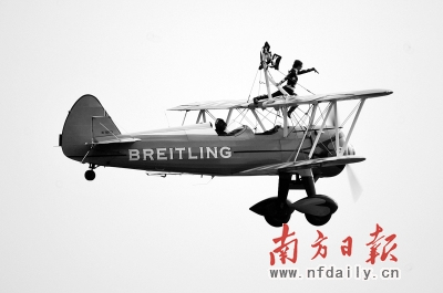 图为“百年灵”航空表演队预演“空中芭蕾”。 图为“百年灵”航空表演队预演“空中芭蕾”。