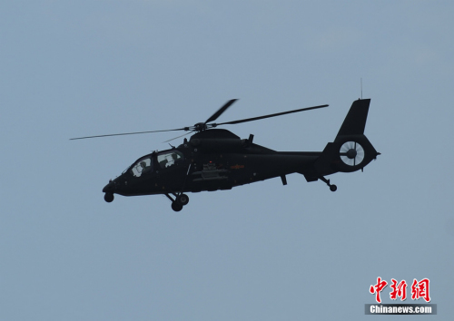 中国陆航直19武装直升机11日在珠海航展上空进行了精彩的飞行表演。 中国陆航直19武装直升机11日在珠海航展上空进行了精彩的飞行表演。