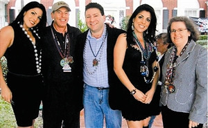 彼得雷乌斯夫妇曾与纳塔莉(左一)、斯科特(中)及凯利(右二)合影留念。 彼得雷乌斯夫妇曾与纳塔莉(左一)、斯科特(中)及凯利(右二)合影留念。