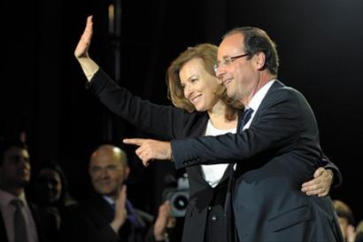 法国总统弗朗索瓦·奥朗德和第一女友瓦莱丽·特里埃维勒(资料图) 法国总统弗朗索瓦·奥朗德和第一女友瓦莱丽·特里埃维勒(资料图)