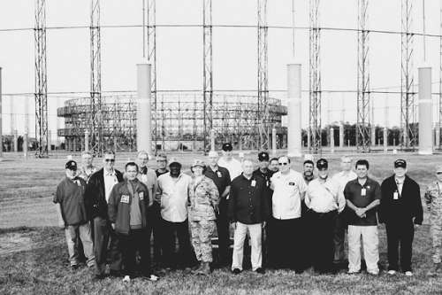 三泽基地工作人员在巨大的“象栏”前留影 三泽基地工作人员在巨大的“象栏”前留影