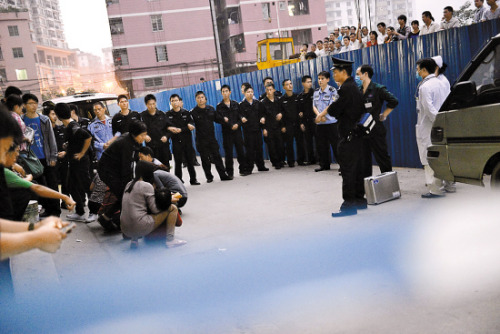 孙佳云的家属悲伤过度,哭倒在地 孙佳云的家属悲伤过度,哭倒在地