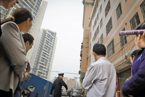 孙佳云的尸体在红色楼的楼顶被发现 羊城晚报记者 艾修煜 孙佳云的尸体在红色楼的楼顶被发现 羊城晚报记者 艾修煜