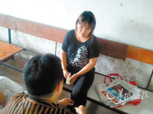 兜售非法报纸的马某环接受执法人员询问 吴国颂 摄 兜售非法报纸的马某环接受执法人员询问 吴国颂 摄