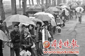 天冷难抵考研热,10日,数千名报考2013年研究生的考生在济南历山路排起千米长队,雨中等待报名确认。 本报记者 周青先 摄 天冷难抵考研热,10日,数千名报考2013年研究生的考生在济南历山路排起千米长队,雨中等待报名确认。 本报记者 周青先 摄