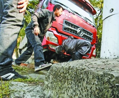 图为昨天上午,货车被吊车从湖边吊起,路面上布满摇蚊。记者杨涛 摄 图为昨天上午,货车被吊车从湖边吊起,路面上布满摇蚊。记者杨涛 摄