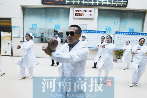 医院的大夫和护士在录制《江南style》 邓万里/摄 医院的大夫和护士在录制《江南style》 邓万里/摄