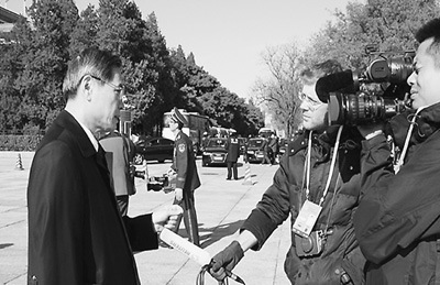 十八大代表在人民大会堂外接受外国记者采访。 本报记者 孟祥麟摄 十八大代表在人民大会堂外接受外国记者采访。 本报记者 孟祥麟摄