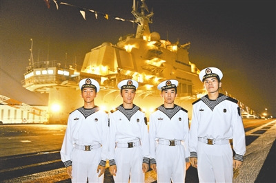 四胞胎兄弟孙长宇、孙长峰、孙长岭、孙长涛(从右至左)光荣地成为了中国首艘航母——“辽宁舰”上的水兵。 四胞胎兄弟孙长宇、孙长峰、孙长岭、孙长涛(从右至左)光荣地成为了中国首艘航母——“辽宁舰”上的水兵。