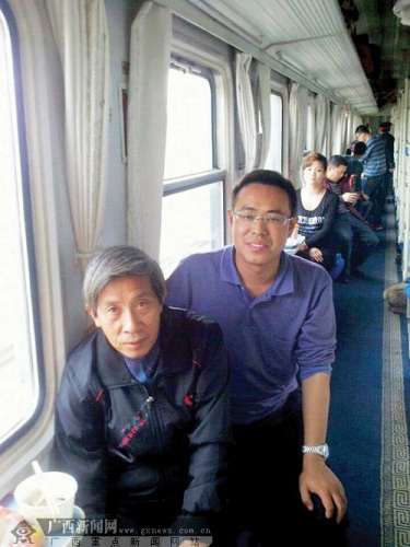11月12日，张少辉带着叔叔张来廷(左)坐上了从南宁开往石家庄的火车。张少辉供图