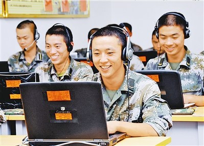 官兵在网上学习讨论十八大报告。褚占坤摄 官兵在网上学习讨论十八大报告。褚占坤摄