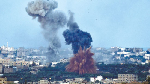 16日,以色列对加沙地带的空袭进入第三天,图为被导弹击中的地方冒出的浓烟。 16日,以色列对加沙地带的空袭进入第三天,图为被导弹击中的地方冒出的浓烟。