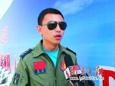 “80后”飞行员井飞接受南方日报记者采访。郭智军 摄 “80后”飞行员井飞接受南方日报记者采访。郭智军 摄