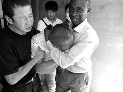 陈龙遇害后,父亲陈玉凤(中)悲痛不已。 陈龙遇害后,父亲陈玉凤(中)悲痛不已。