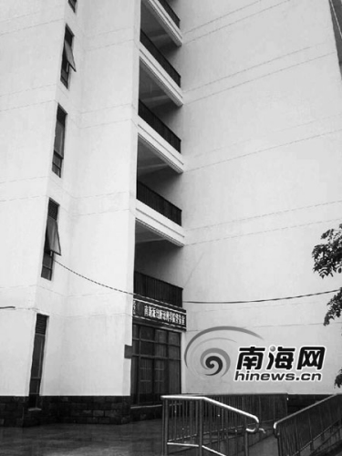 有学生透露死者就是从该从该栋教学楼跳下的 有学生透露死者就是从该从该栋教学楼跳下的