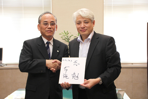 横浜市立大学校长布施勉与人民网特约记者蒋丰合影 横浜市立大学校长布施勉与人民网特约记者蒋丰合影