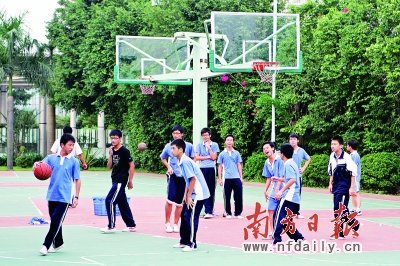 中学生体质让人担忧,但将体育纳入高考能否促进改善体质仍待考究。 中学生体质让人担忧,但将体育纳入高考能否促进改善体质仍待考究。