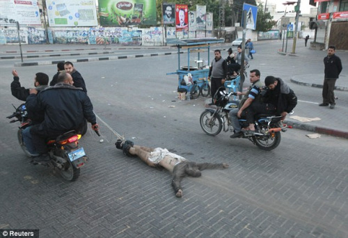 一名以色列间谍的尸体被游街示众。