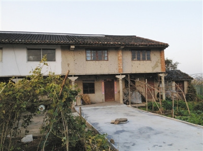 温岭新河镇横塘头村东南角有一座旧二层瓦房,左边一间为颜艳红家。 温岭新河镇横塘头村东南角有一座旧二层瓦房,左边一间为颜艳红家。