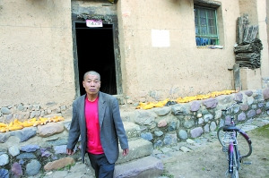 杨军锋的弟弟杨敏锋和他们贫寒的家。