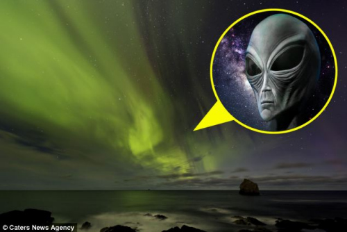 摄影师在冰岛拍摄北极光，意外发现墨绿色的天空中浮现出外星人的头像。