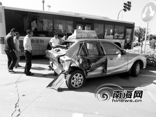 第二现场:被撞击的出租车。 第二现场:被撞击的出租车。