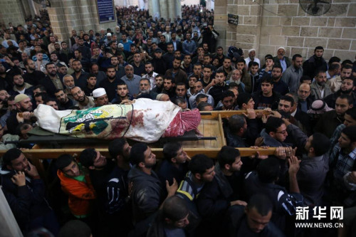 资料图片:11月15日,在加沙城内,巴勒斯坦民众抬着巴勒斯坦伊斯兰抵抗运动(哈马斯)下属武装派别“卡桑旅”领导人艾哈迈德·贾巴里的遗体参加其葬礼。新华社发(纳赛尔摄) 资料图片:11月15日,在加沙城内,巴勒斯坦民众抬着巴勒斯坦伊斯兰抵抗运动(哈马斯)下属武装派别“卡桑旅”领导人艾哈迈德·贾巴里的遗体参加其葬礼。新华社发(纳赛尔摄)