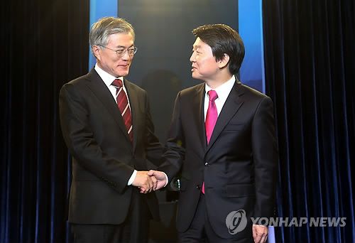 韩国民主统合党总统候选人文在寅与无党派总统候选人安哲秀21日晚在白凡纪念馆举行电视辩论。 韩国民主统合党总统候选人文在寅与无党派总统候选人安哲秀21日晚在白凡纪念馆举行电视辩论。