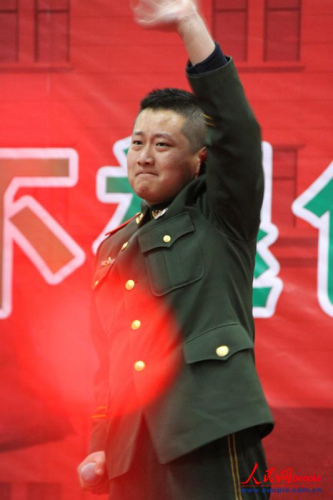 11月22日晚,武警北京总队二支队举办第三届“学老兵、赞老兵、送老兵”联欢晚会,新兵战士同台真情演出。“警营小歌星”、退伍老兵金杰激情演唱完自己在警营的最后一首歌《下一站》后,与战友们挥泪告别。漆锡摄 11月22日晚,武警北京总队二支队举办第三届“学老兵、赞老兵、送老兵”联欢晚会,新兵战士同台真情演出。“警营小歌星”、退伍老兵金杰激情演唱完自己在警营的最后一首歌《下一站》后,与战友们挥泪告别。漆锡摄