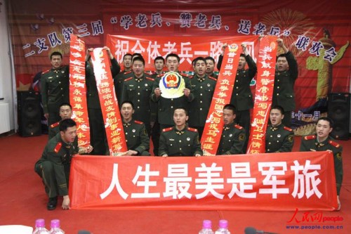 人生最美是军旅。11月22日晚,武警北京总队二支队举办第三届“学老兵、赞老兵、送老兵”联欢晚会,向即将离队的退役老兵送上最诚挚的祝福。漆锡摄 人生最美是军旅。11月22日晚,武警北京总队二支队举办第三届“学老兵、赞老兵、送老兵”联欢晚会,向即将离队的退役老兵送上最诚挚的祝福。漆锡摄