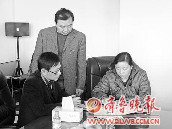 11月13日,袁振的母亲陈爱云在《中国人体器官捐献登记表》上签字按手印。记者 李德领 摄 11月13日,袁振的母亲陈爱云在《中国人体器官捐献登记表》上签字按手印。记者 李德领 摄