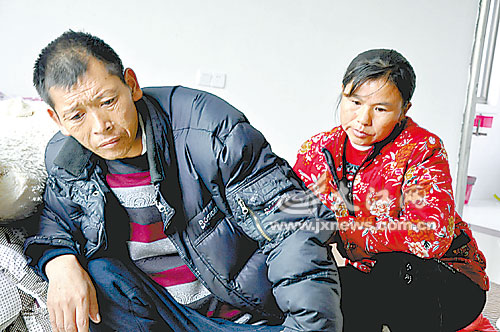 妻子为陈志军揉背减轻痛苦。 妻子为陈志军揉背减轻痛苦。