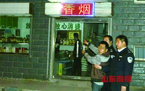 疯狂盗窃门头房的嫌疑人在警方带领下指认作案现场。通讯员程玉萍记者潘炳摄 疯狂盗窃门头房的嫌疑人在警方带领下指认作案现场。通讯员程玉萍记者潘炳摄
