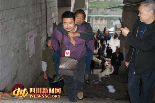 “我是猪”将寄宿桥下的流浪老人背到旅馆 “我是猪”将寄宿桥下的流浪老人背到旅馆