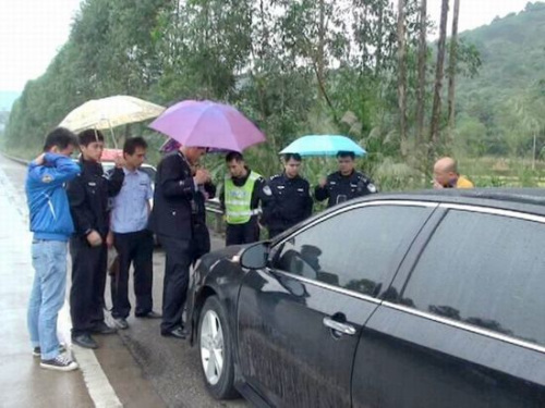 民警正在对嫌疑车辆进行勘查。 民警正在对嫌疑车辆进行勘查。