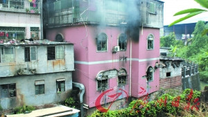 起火的建筑已经被烧得漆黑。 起火的建筑已经被烧得漆黑。