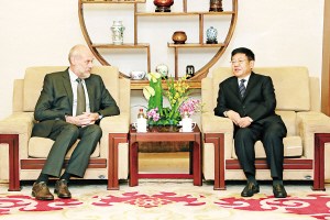 张建龙会见欧盟驻华代表团公使级参赞高佑翰。记者张健康 摄 张建龙会见欧盟驻华代表团公使级参赞高佑翰。记者张健康 摄